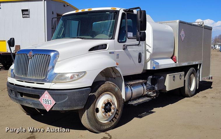 2012 International DuraStar 4400 fuel / lube truck - DV6720