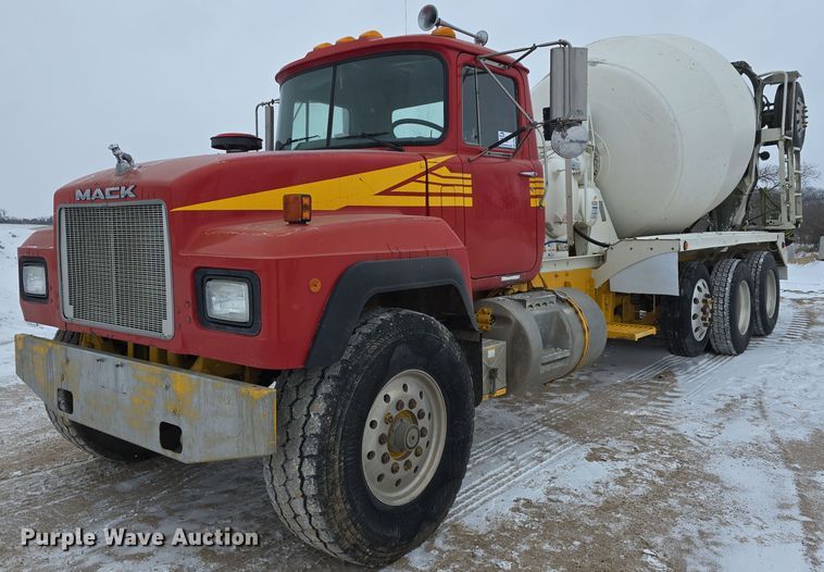 1998 Mack RD690S ready mix truck - DW3132