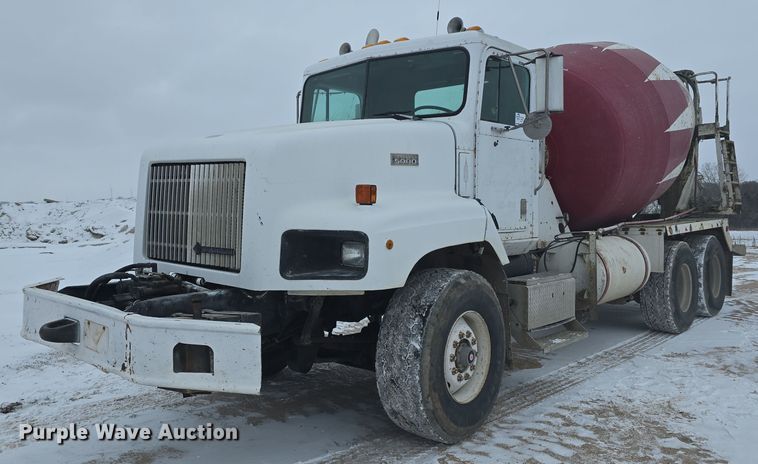 1999 International Paystar 5000 ready mix truck - DW3134