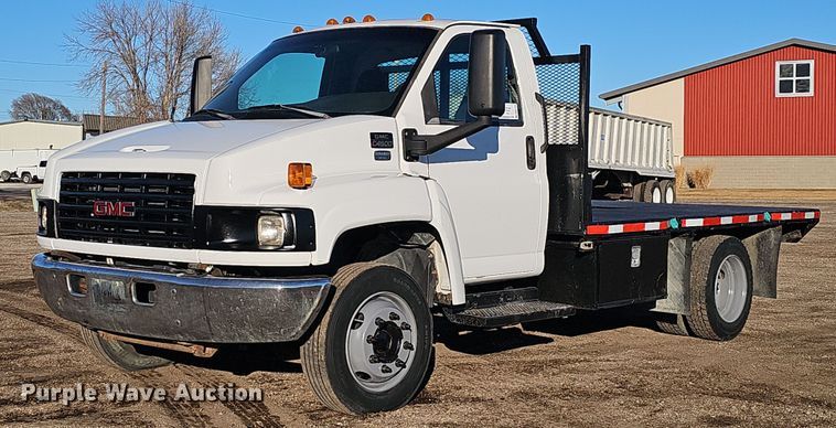 2003 GMC C4500 flatbed truck - DW3164