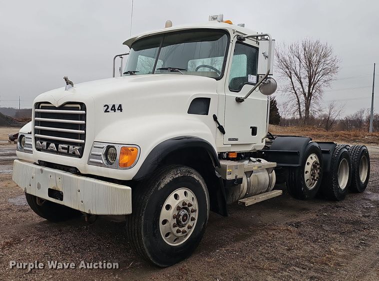 2007 Mack Granite CV713 semi truck - DW3183