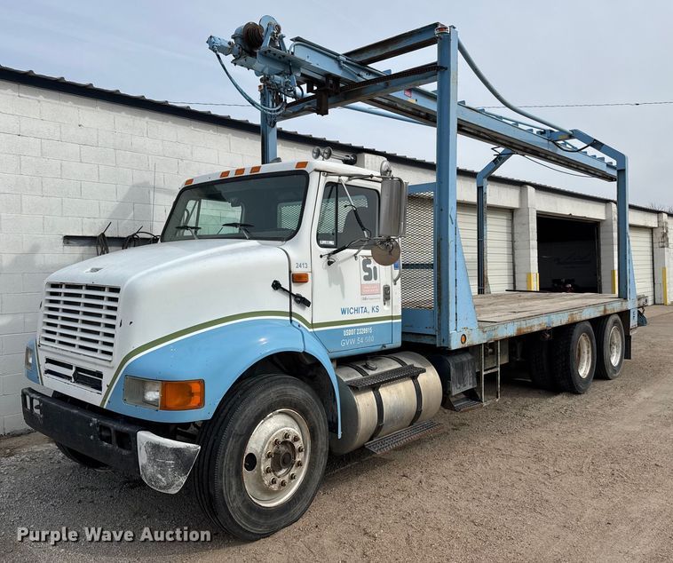 1997 International 8100 crane truck - EQ1038
