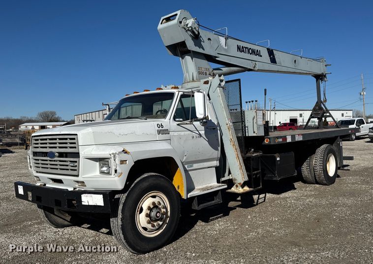 1990 Ford F800 crane truck - EQ1090