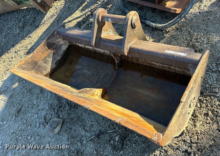 CP 60" W excavator bucket - EQ6641