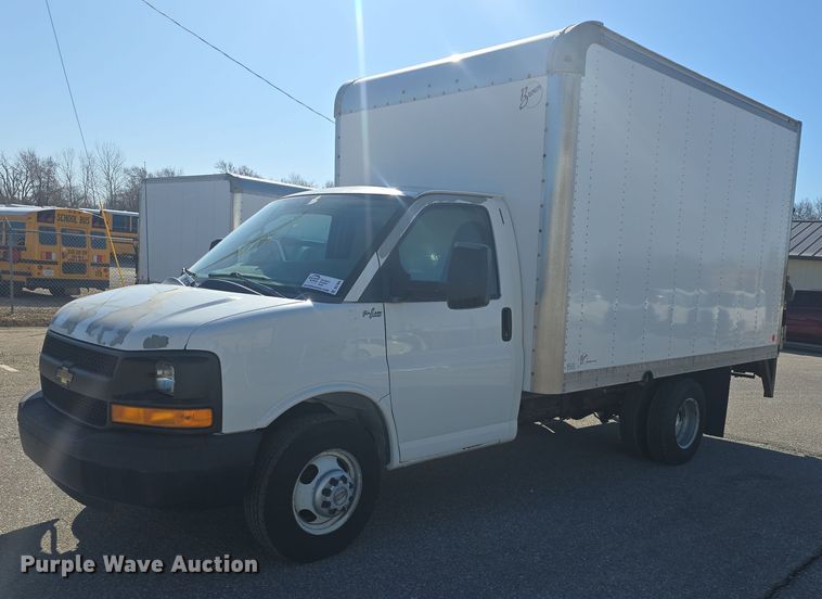 2012 Chevrolet Express 3500 box truck - DO7809