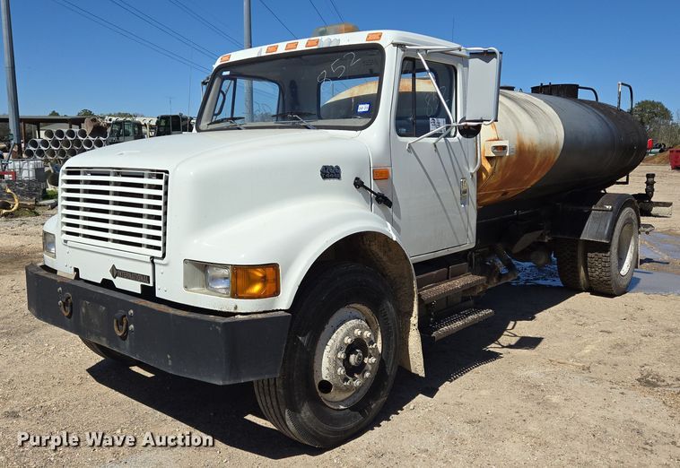 2001 International 4700 water truck - DV1307