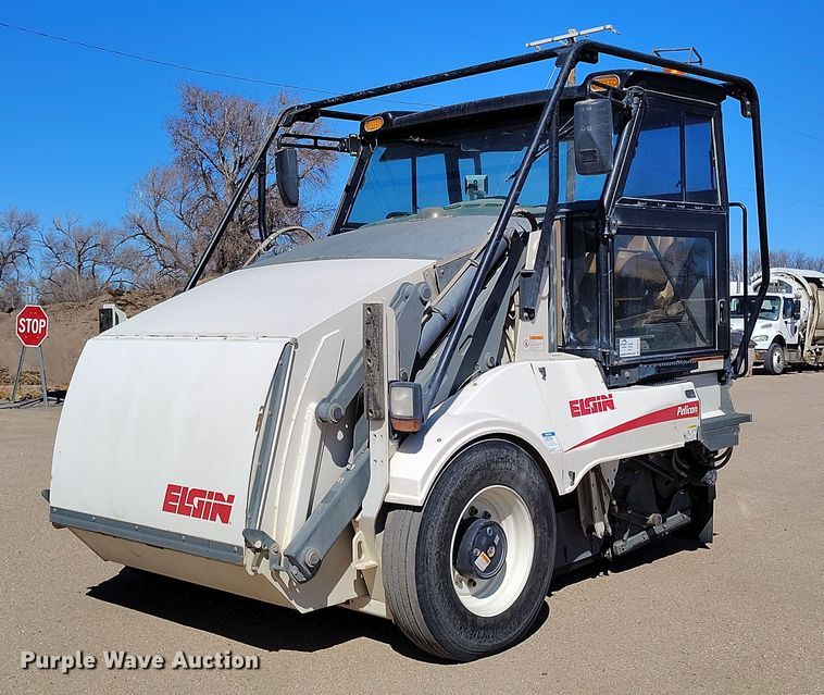 2010 Elgin Pelican Series NP sweeper - DV6722