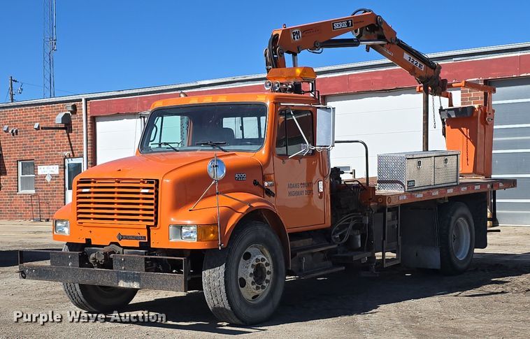 2001 International 4700 bucket truck - DW3128