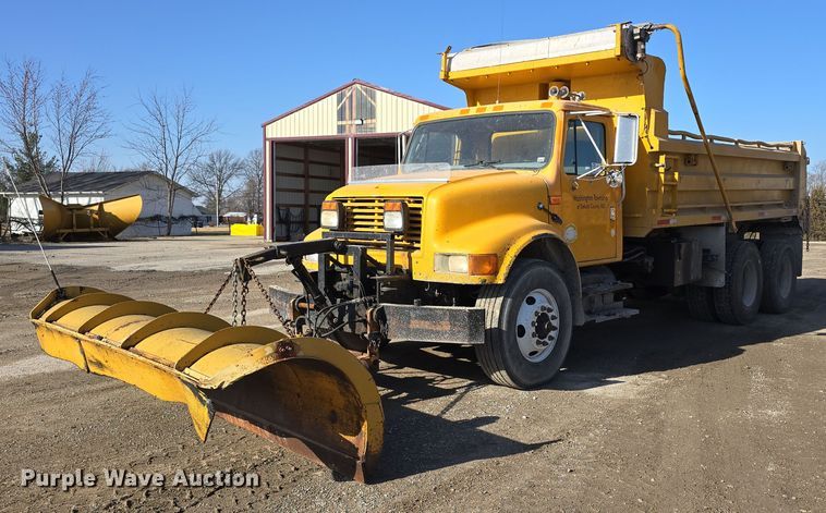1999 International 4900 dump truck - DW3194