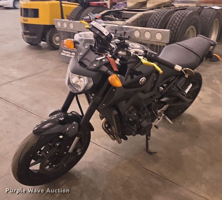2016 Yamaha FZ09 motorcycle - EK2271