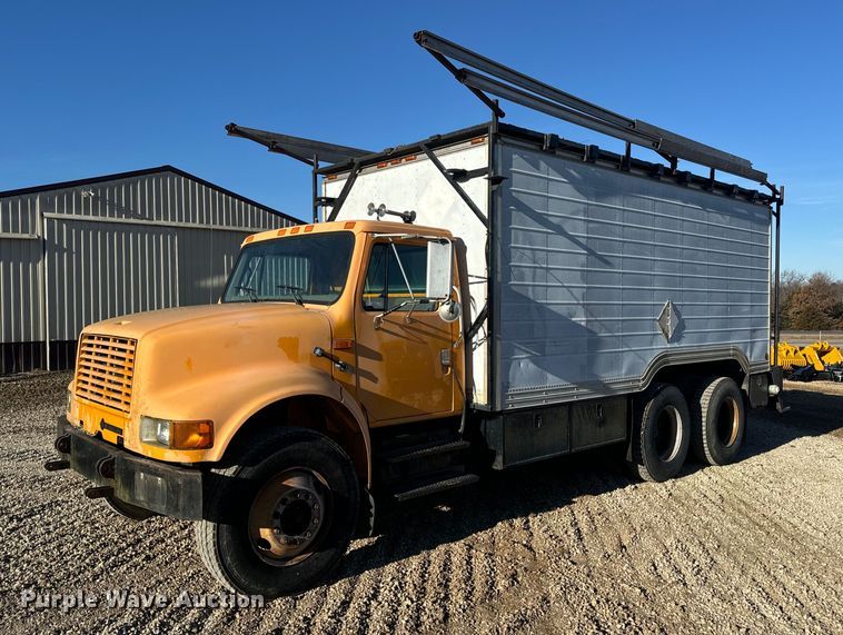 2000 International 4900  box truck - EN5170