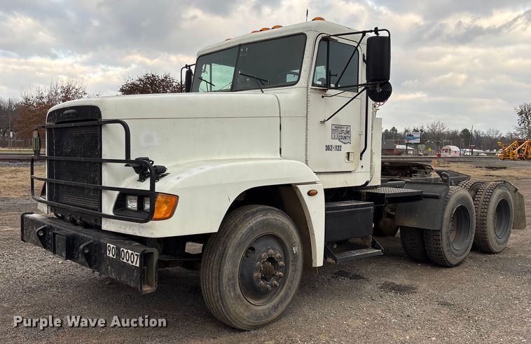 2002 Freightliner FLD semi truck - EY9901