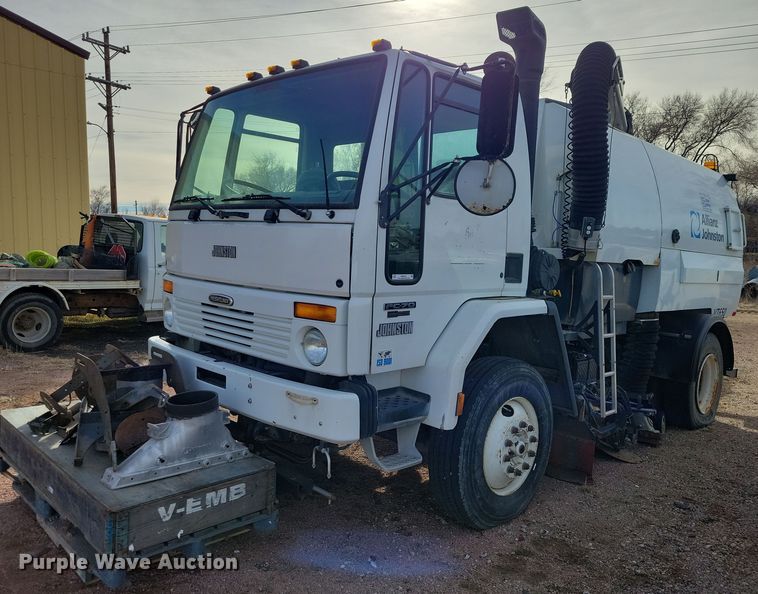 2003 Freightliner Johnston FC-70 street sweeper truck - NB9863