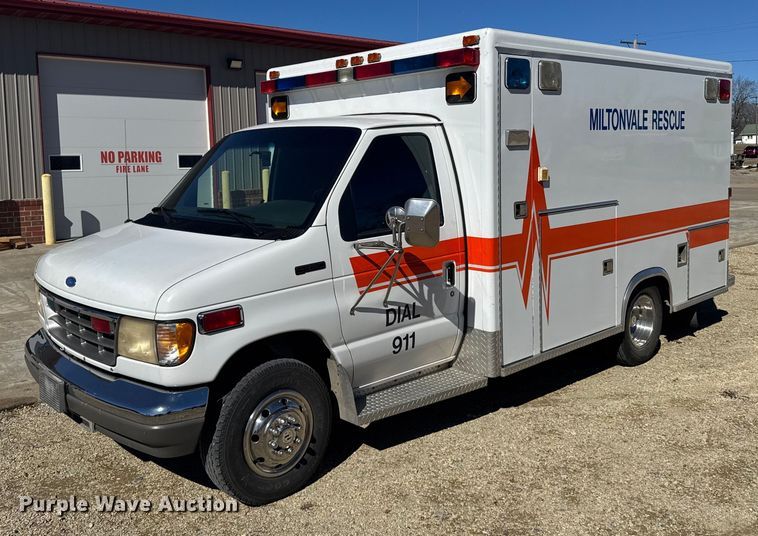 1994 Ford E350 ambulance - NN9634