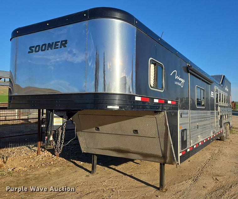 2018 Sooner  Universal Trailers horse trailer - DY6973