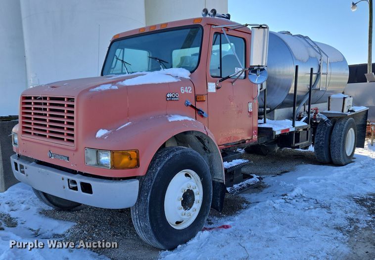 2000 International 4900 tank truck - EC3968