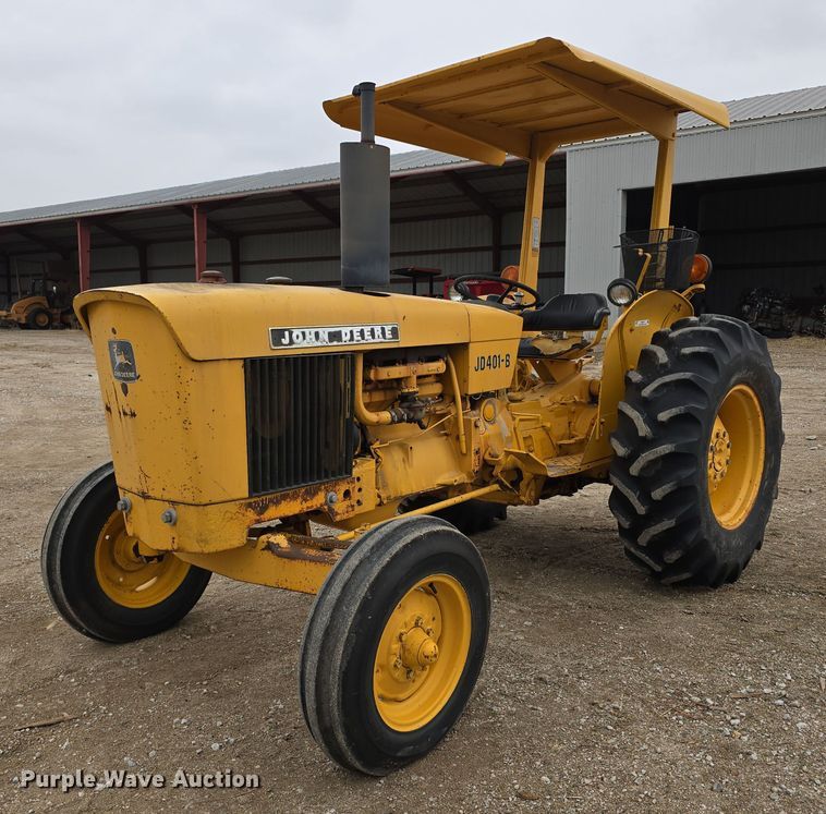 1975 John Deere 401B tractor - EH8679