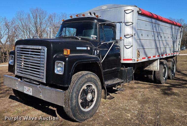 1977 International Harvester F-1800 grain truck - EI8842