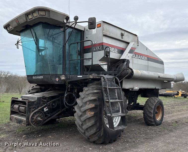 1998 Gleaner R62 combine - EJ3498