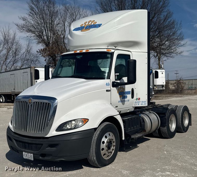 2019 International RH613 semi truck - DO0649