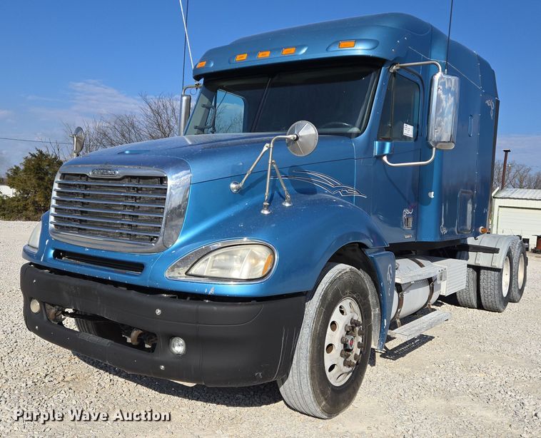 2011 Freightliner Columbia semi truck - DS5294