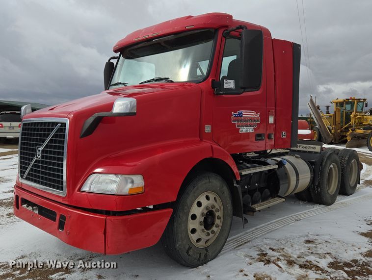 2014 Volvo VNM semi truck - DT7056