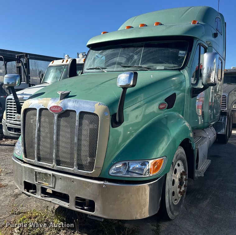 2009 Peterbilt 387 semi truck - DW1781