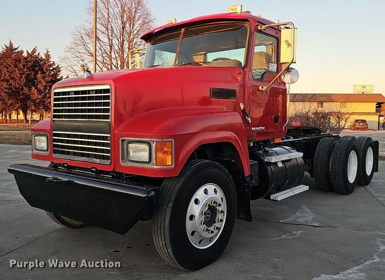 2008 Mack CHU613 semi truck - DW3156