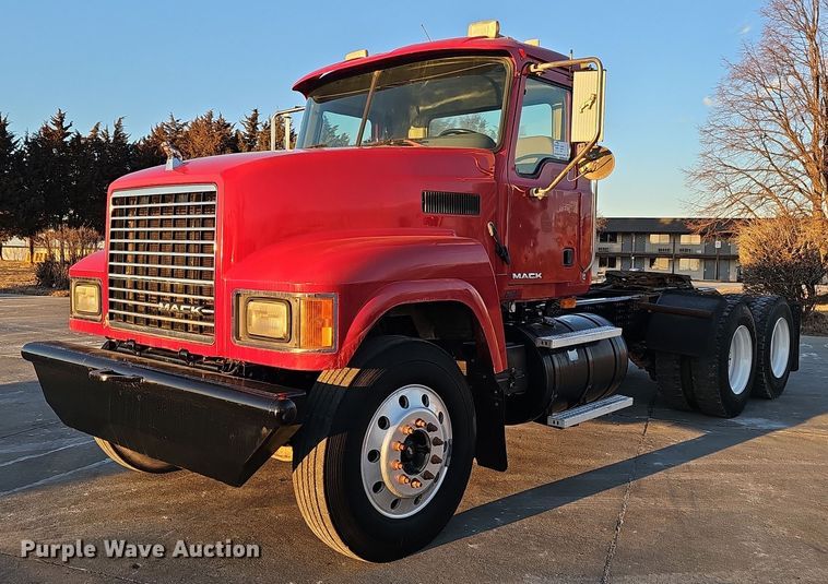 2008 Mack CHU613 semi truck - DW3157