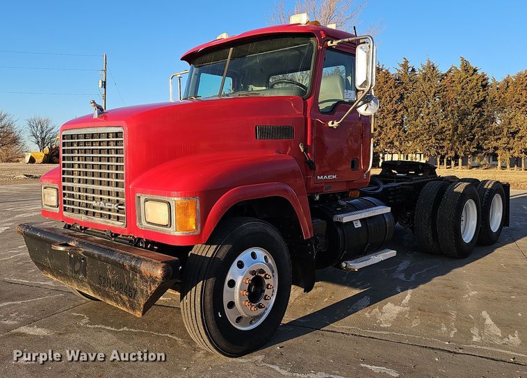 2008 Mack CHU613 semi truck - DW3158