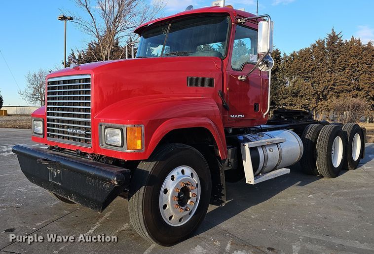 2011 Mack Pinnacle semi truck - DW3159