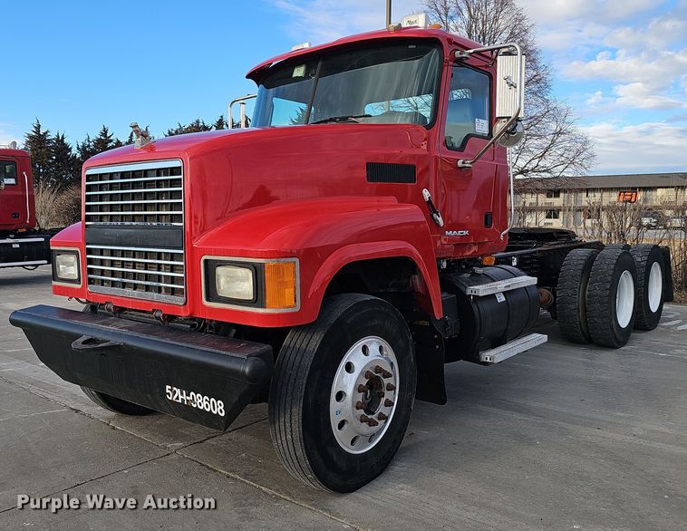 2008 Mack CHU613 semi truck - DW3160