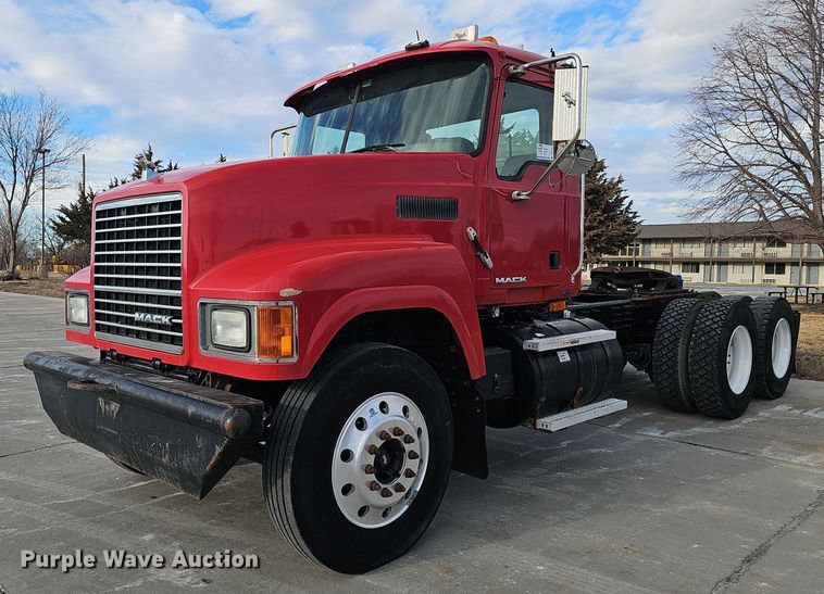 2008 Mack Pinnacle semi truck - DW3161
