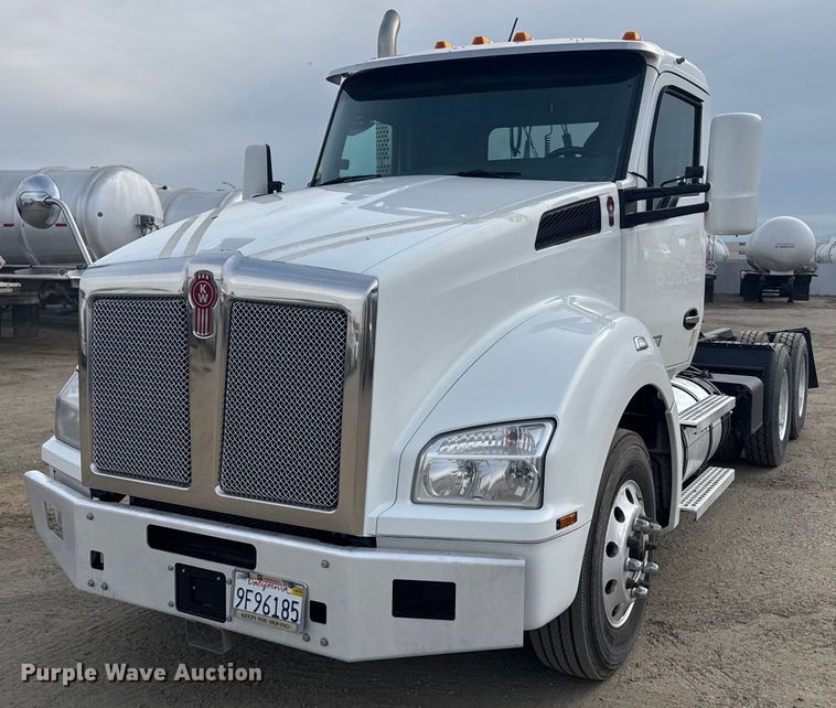 2021 Kenworth T880 semi truck - DY7000