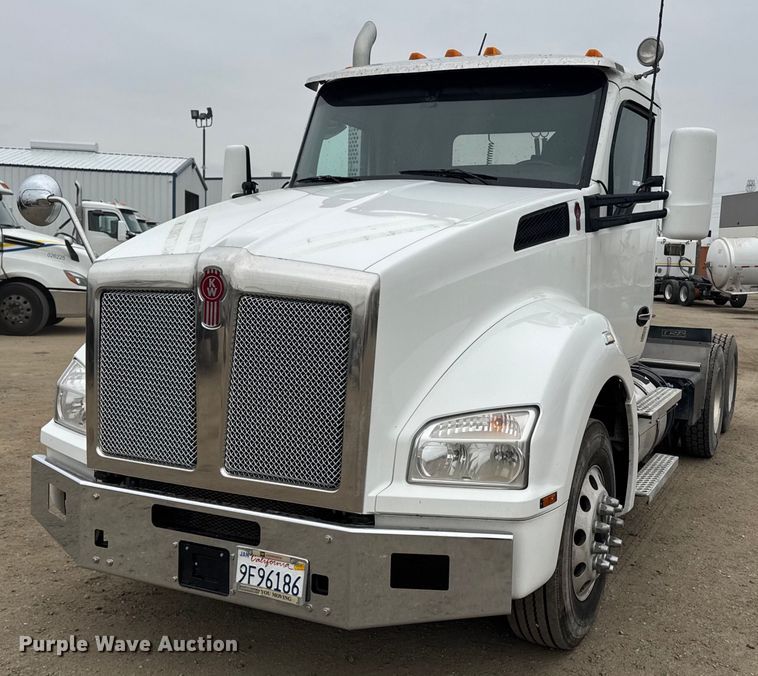 2021 Kenworth T880 semi truck - DY7002