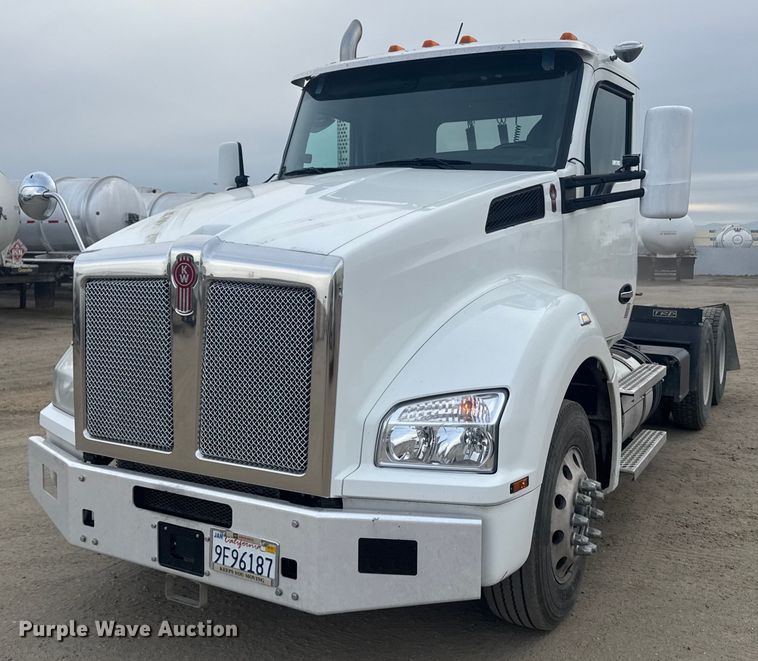 2021 Kenworth T880 semi truck - DY7004