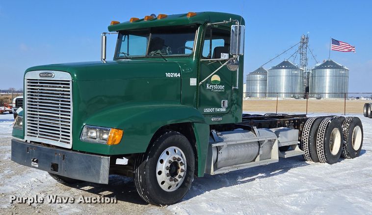 2002 Freightliner FLD120 truck cab and chassis - EC3978