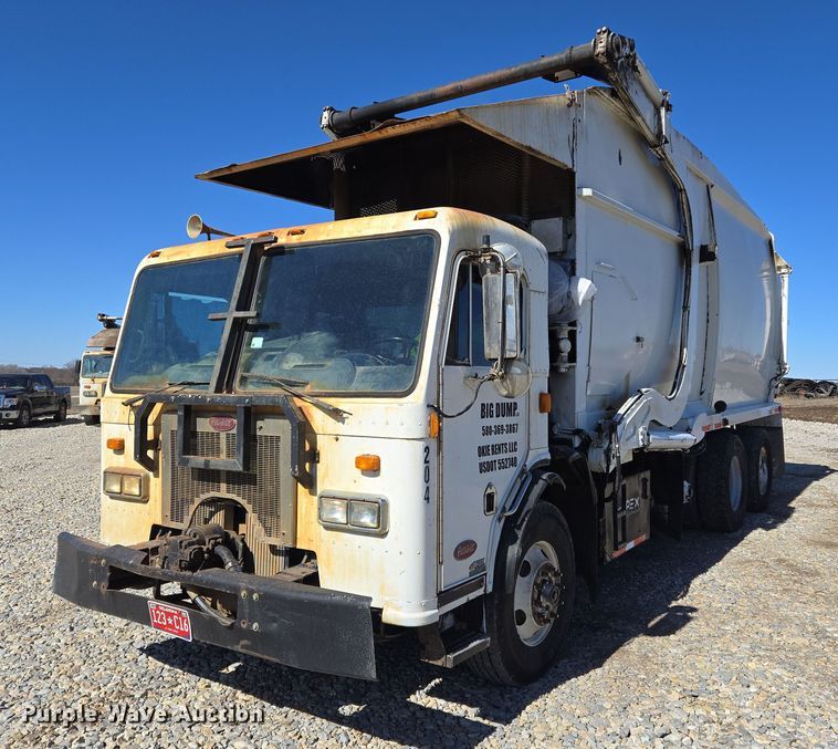 2005 Peterbilt 320 refuse truck - ED2492