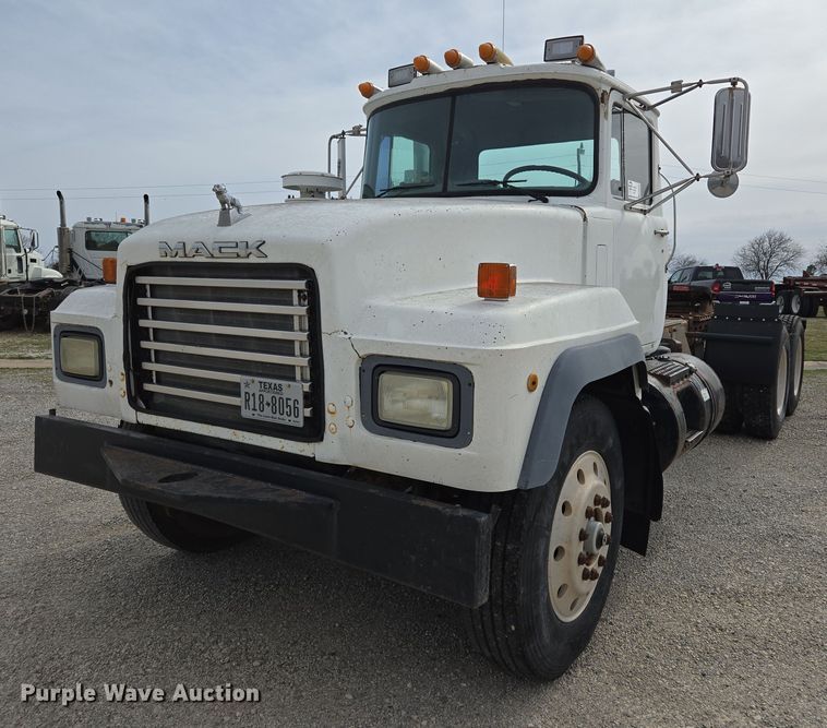 1997 Mack RD688S semi truck - ED2500