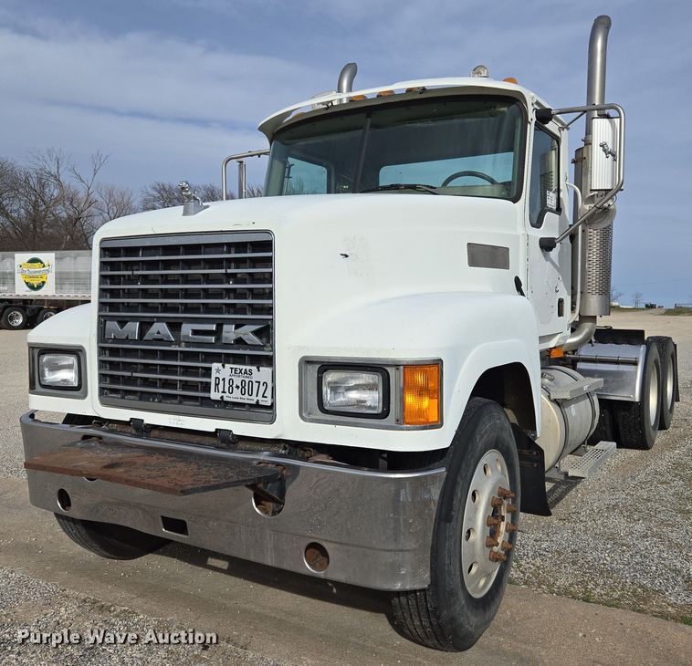 2005 Mack CHN613 semi truck - ED2502