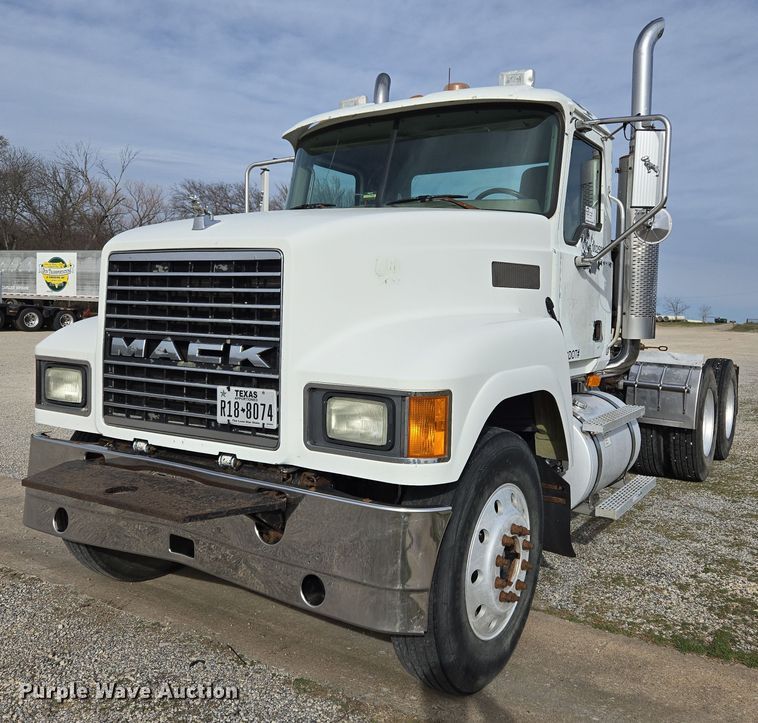 2005 Mack CHN613 semi truck - ED2503