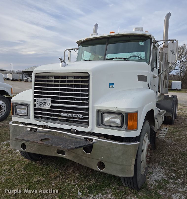 2005 Mack CHN613 semi truck - ED2504