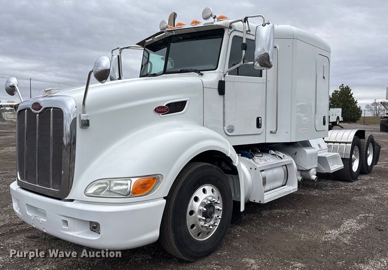 2014 Peterbilt 386 semi truck - EG2532