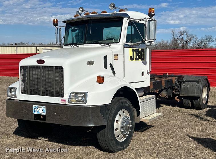2000 Peterbilt 330 truck cab and chassis - EK0396