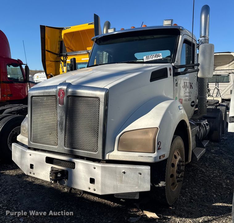 2017 Kenworth T880 truck cab and chassis - YA0284