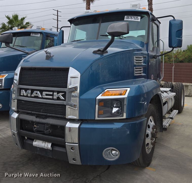 2019 Mack Anthem AN42T semi truck - YA0295