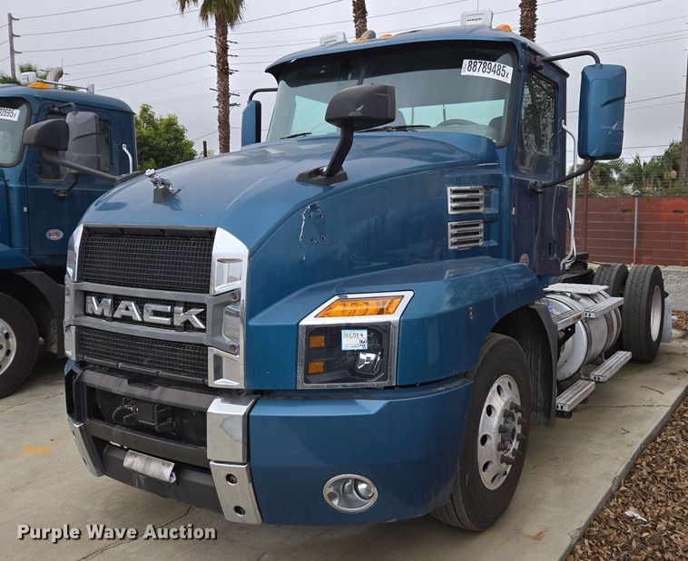 2019 Mack Anthem AN42T semi truck - YA0296