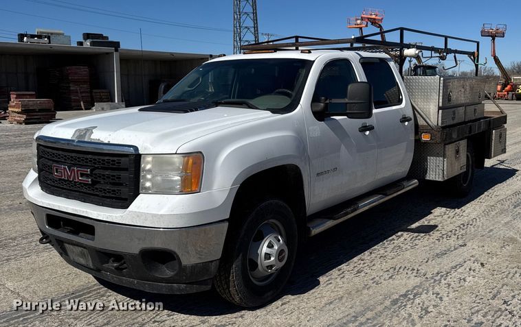 2013 GMC Sierra 3500HD Crew Cab flatbed pickup truck - DT0682