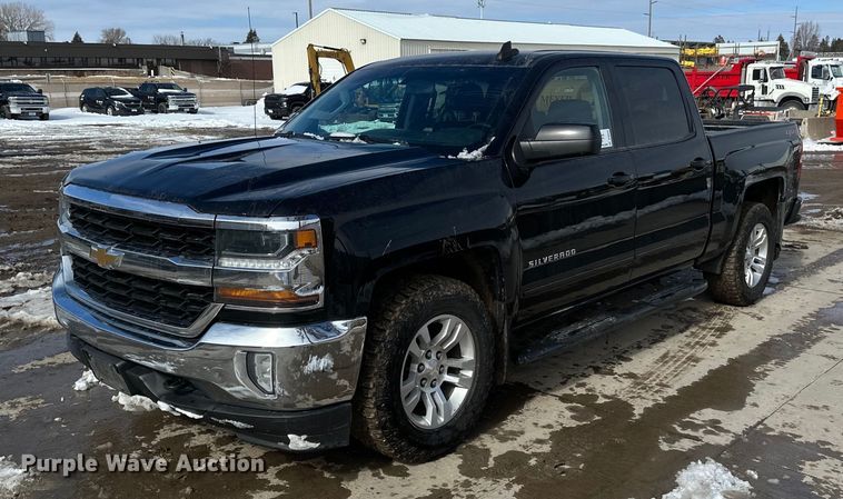 2018 Chevrolet Silverado 1500 Crew Cab pickup truck - DV0642