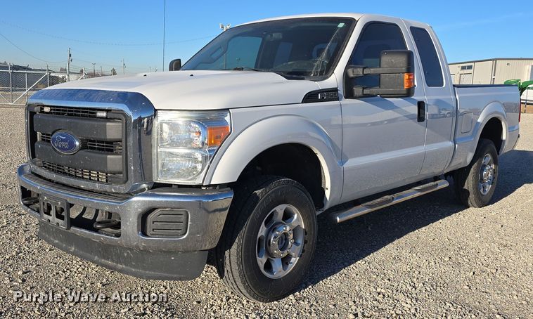 2016 Ford F250 Super Duty SuperCab pickup truck - DW3081